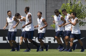 Jogadores correm no gramado durante atividade desta sexta-feira