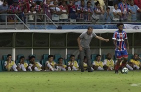 O tcnico Carille bastante agitado durante jogo contra o Bahia