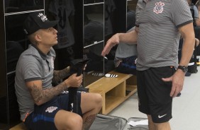 Guilherme Arana conversa com roupeiro do Corinthians antes do jogo contra o Grmio, na Arena