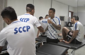 Guilherme Arana e Pedro Henrique recebem tratamento no vestirio da Arena Fonte Nova