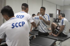 Guilherme Arana e Pedro Henrique recebem tratamento no vestiário da Arena Fonte Nova