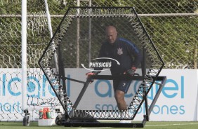 Mauri, preparador de goleiros, preparando o treino dos arqueiros do Timão