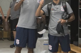Moiss e Clayson no vestirio da Arena Corinthians antes do jogo contra o Grmio