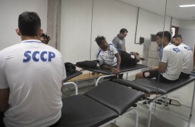 O atacante Jô recebe tratamento no vestiário da Arena Fonte Nova