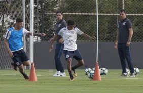 Pedrinho, sob o olhar do treinador Fábio Carille