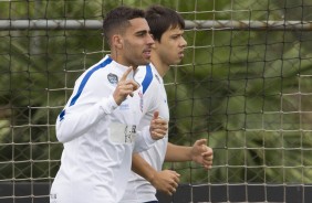 Gabriel e Romero correm pelo gramado durante o treinamento desta sexta-feira no CT