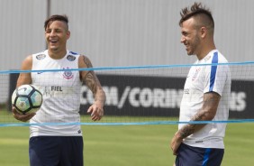 Guilherme Arana e Maycon no treino desta sexta-feira no CT Joaquim Grava