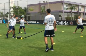 Jogadores do Corinthians no treino desta sexta-feira no CT Joaquim Grava