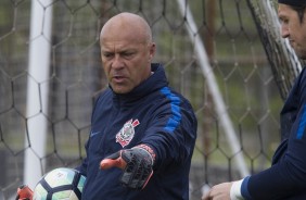 Mauri, treinador de goleiros, durante atividade desta tarde no CT