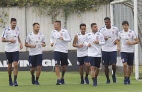 Os jogadores correndo no gramado j de olho no Botafogo