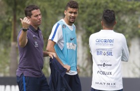 Osmar Loss e Léo Santos conversam com Clayson durante o treino
