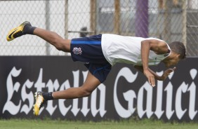 Voa, Pedrinho! Atacante em foto inusitada durante treinamento