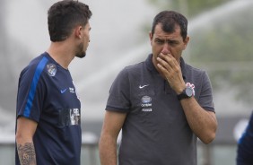Carille conversa com o zagueiro Pedro Henrique durante penltimo treino antes de encarar o Botafogo