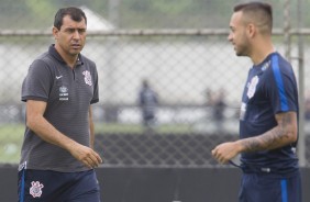 Carille observa o meia Maycon durante atividade desta manhã no CT