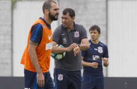 O meia Danilo apareceu em campo no CT do Timo