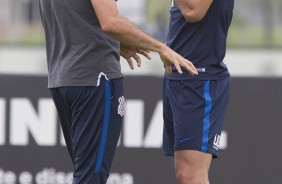 O treinador e o zagueiro mantiveram conversa durante treino tático desta manhã no CT