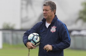 Walmir Cruz de olho nos atletas durante treino na manhã deste sábado no CT