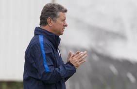 Walmir Cruz, preparador fsico do Corinthians no treino da manh deste sbado