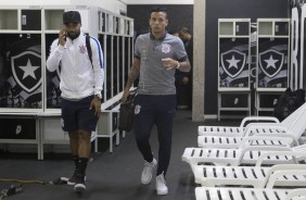 Fellipe Bastos e Arana chegando ao vestiário do Engenhão para enfrentar o Botafogo