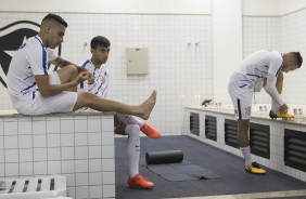 Gabriel e Camacho recebem atendimento antes do jogo contra o Botafogo no Engenhão