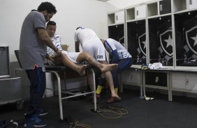 Guilherme Arana recebe atendimento antes do jogo contra o Botafogo no Engenhão