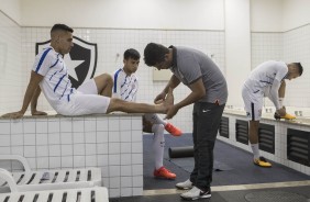 Guilherme recebe atendimento antes do jogo contra o Botafogo no Engenhão