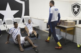 Jô, Danilo e Walter se alongando no vestiário do Engenhão antes do duelo contra o Botafogo