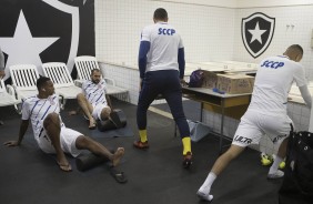 Jogadores se alongam no vestiário do Engenhão antes do jogo contra o Botafogo