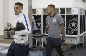 Os meias Gabriel e Maycon chegam ao Engenhão para a partida contra o Botafogo