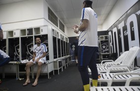 Os veteranos Danilo e Cássio no vestiário do Engenhão antes do jogo contra o Botafogo