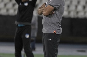Fábio Carille observando sua equipe a beira de campo