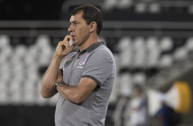 Fábio Carille observando sua equipe a beira de campo