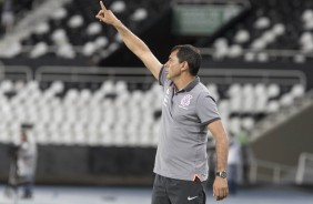 Fbio Carille orienta seus jogadores no jogo contra o Botafogo