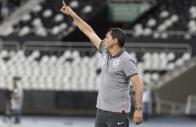 Fábio Carille orienta seus jogadores no jogo contra o Botafogo