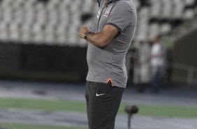 Fbio Carille orienta seus jogadores no jogo contra o Botafogo