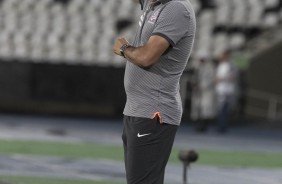 Fábio Carille orienta seus jogadores no jogo contra o Botafogo