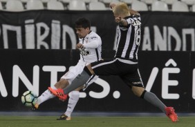 Fagner em jogada durante a partida contra o Botafogo, pelo returno do Brasileirão