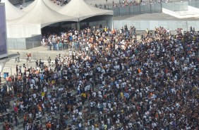 Grande número de torcedores entraram ao mesmo tempo na Arena