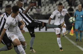 Guilherme Arana em jogada durante a partida contra o Botafogo, pelo returno do Brasileirão