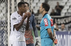 Jô gesticula para o árbitro em jogada duvidosa