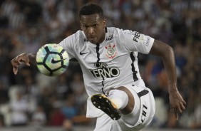 Jô marcou o único gol do Corinthians na partida desta segunda-feira