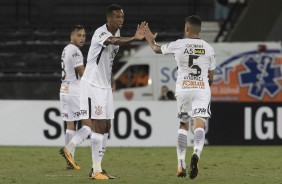 Jogadores do Corinthians comemoram único gol na partida contra o Botafogo