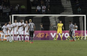 Jogadores do Corinthians formam barreira durante a partida contra o Botafogo