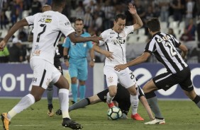 Rodriguinho em jogada durante a partida contra o Botafogo, pelo returno do Brasileirão