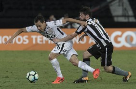 Rodriguinho em jogada durante a partida contra o Botafogo, pelo returno do Brasileirão
