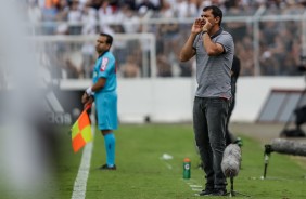 Carille orienta sua equipe durante o jogo contra a Ponte Preta