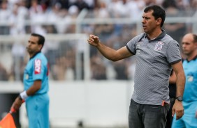 Carille orienta sua equipe durante o jogo contra a Ponte Preta