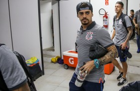 Fagner chega no vestiário antes da partida contra a Ponte Preta