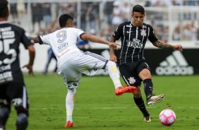 Guilherme Arana disputa jogada com Lucca na partida contra a Ponte Preta