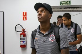 Jô chega no vestiário antes da partida contra a Ponte Preta